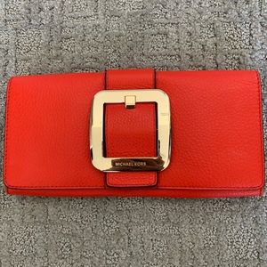 NWOT Michael Kors clutch/with wallet inside